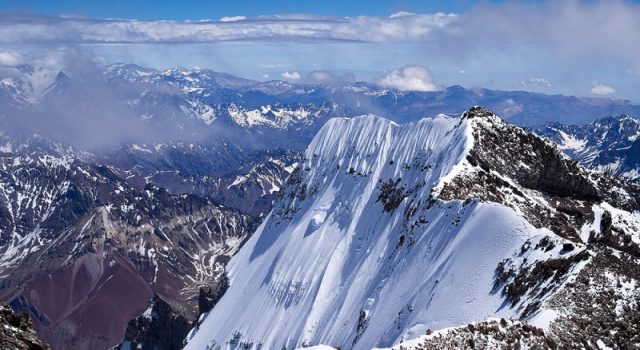 Οι υψηλές οροσειρές, όπως οι Άνδεις, σχηματίζονται κοντά σε ζώνες υποτονισμού