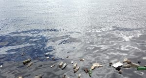 Μέτρα ΟΤΕ για τα πλαστικά στη θάλασσα