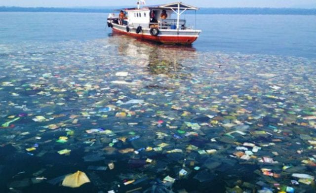 Πλαστικά στις θάλασσες