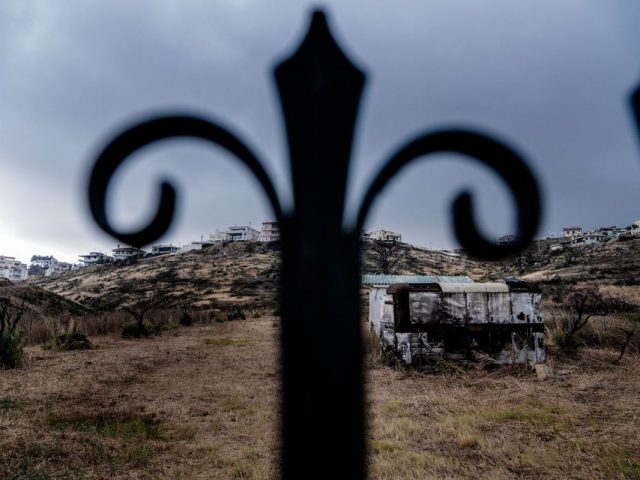 Ο Τάσος Βρεττός φωτογραφίζει το Μάτι έναν χρόνο μετά την καταστροφή
