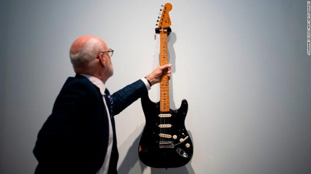 Ο David Gilmour πουλά τις κιθάρες του για την ClientEarth