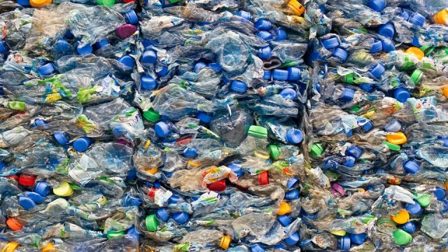 ανακύκλωση των πλαστικών μπουκαλιών