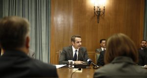 Ο πρωθυπουργός Κυριάκος Μητσοτάκης μιλάει στο πρώτο υπουργικό συμβούλιο στη Βουλή