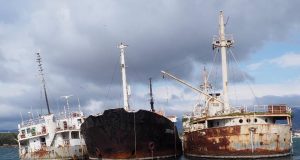 Ελευσίνα: Θα απομακρυνθούν τα τρία ναυάγια