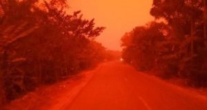 Ινδονησία: Γιατί έγινε κόκκινος ο ουρανός;