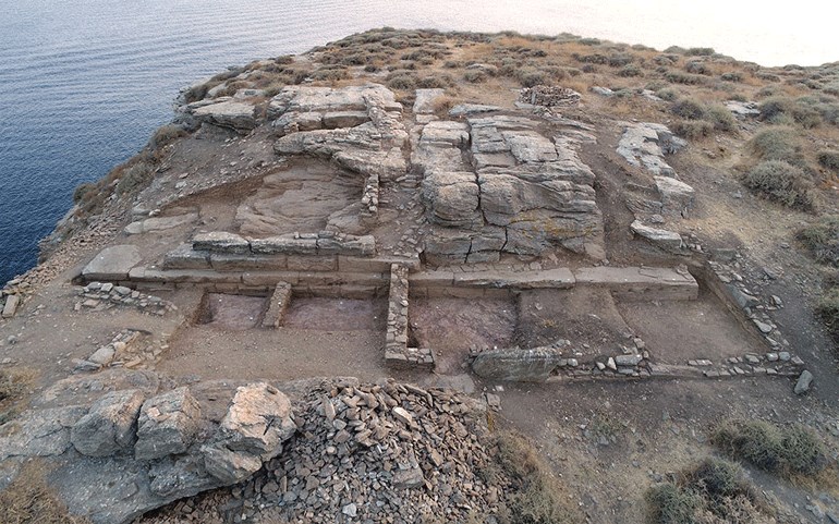 Μνημειακό ανάλημμα κλασικών ελληνιστικών χρόνων και ορθογώνιοι χώροι της ύστερης αρχαιότητας Πρωτοβυζαντινών χρόνων