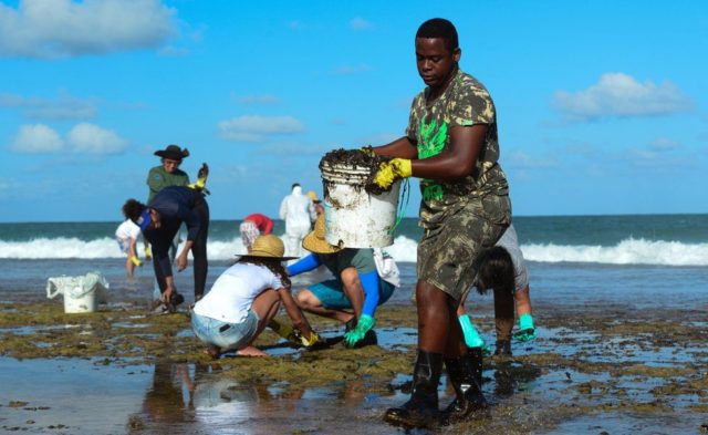 Εξακόσιοι τόνοι πετρελαίου μαζεύτηκαν από τις ακτές της Βραζιλίας
