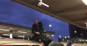 Λονδίνο: Επιβάτες έσυραν ακτιβιστή για το κλίμα από την οροφή τρένου (βίντεο)