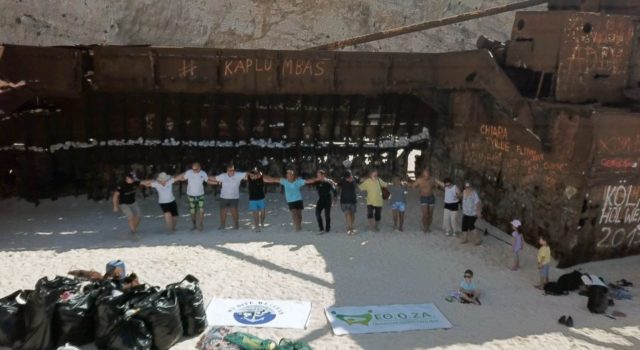 Ζάκυνθος: Καθάρισαν την παραλία του Ναυαγίου και χόρεψαν "Ζορμπά"