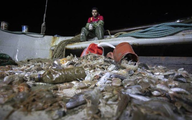Καβάλα: "Ψάρεψαν" 800 κιλά πλαστικά και τσιμεντόλιθους