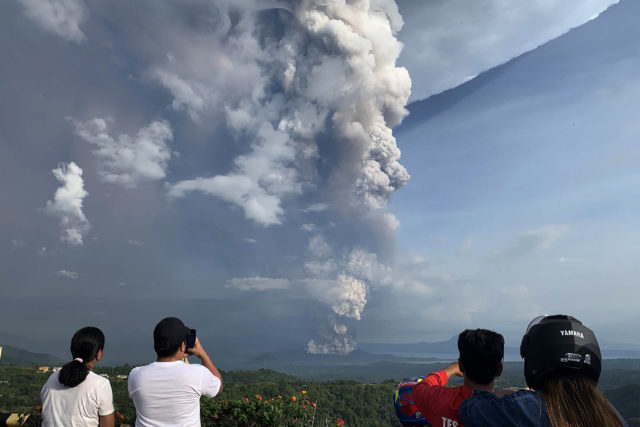 Συναγερμός στις Φιλιππίνες - Ξύπνησε το ηφαίστειο Τάαλ