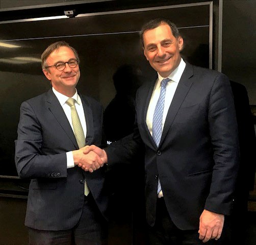 O Denis Lemarchal, Managing Director τηςTotal E&P Greece (αριστερά) και ο Μαθιός Ρήγας, Διευθύνων Σύμβουλος της Energean κατά την υπογραφή της συμφωνίας