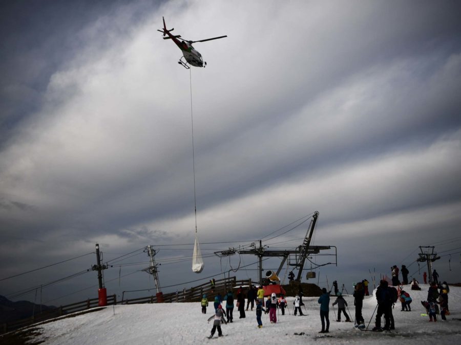 Oργή οικολόγων για τη μεταφορά 50 τόνων χιονιού με... ελικόπτερο