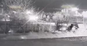 Οι Τούρκοι με τεθωρακισμένο προσπαθούν να σπάσουν τον φράχτη στον Έβρο (βίντεο)