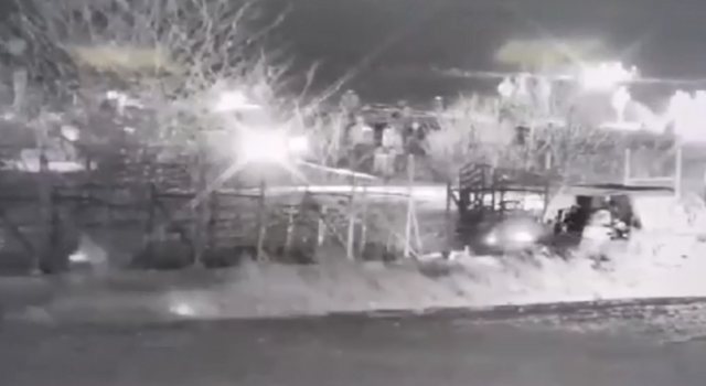 Οι Τούρκοι με τεθωρακισμένο προσπαθούν να σπάσουν τον φράχτη στον Έβρο (βίντεο)