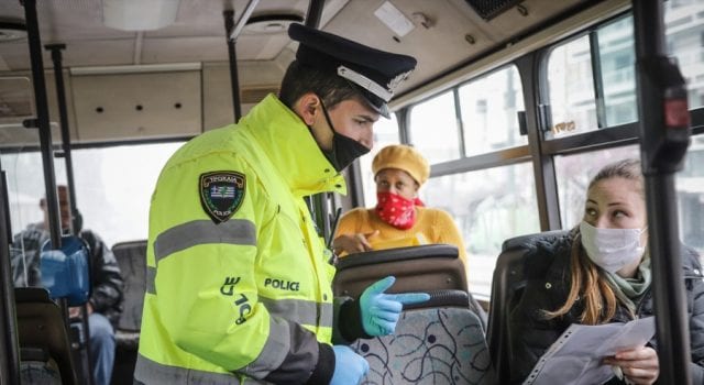 Έλεγχοι αστυνομίας σε λεωφορείο λόγω COVID-19