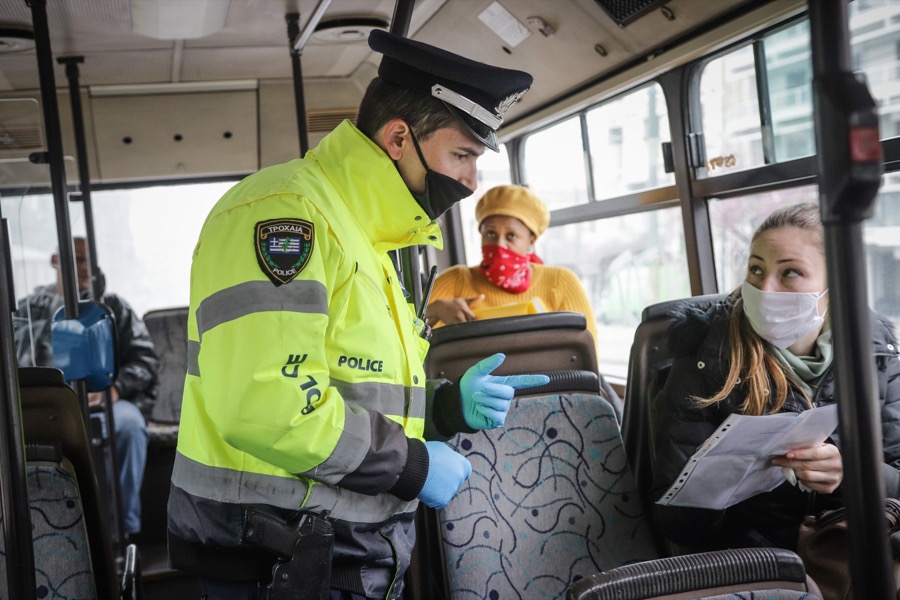 Έλεγχοι αστυνομίας σε λεωφορείο λόγω COVID-19