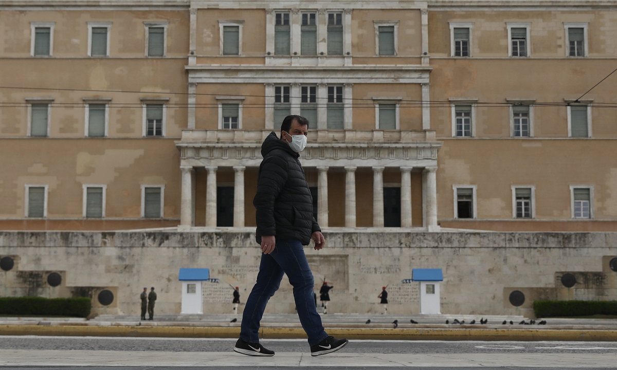 Guardian: Πώς η Ελλάδα κερδίζει τη μάχη του κορονοϊού
