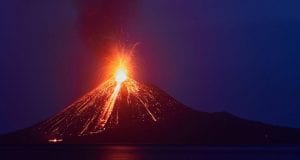 Ινδονησία: Εντυπωσιακές εικόνες από την έκρηξη του ηφαιστείου Κρακατάου