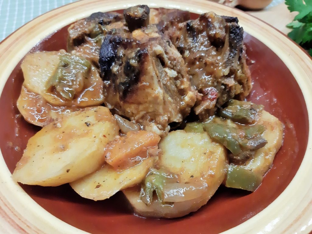 Αρνί στηθούρια με πατάτες και λαχανικά