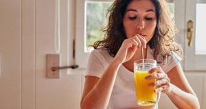 Γυναίκα πίνει χυμό - Ψυχολογία - πορτοκαλάδα