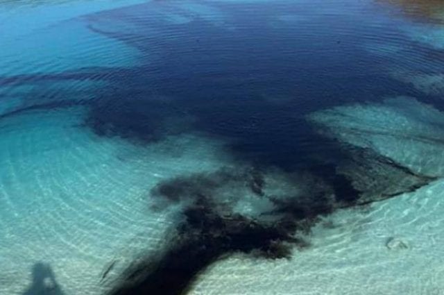 Η «γαλάζια λίμνη» της Αγγλίας έγινε μαύρη λόγω κορονοϊού