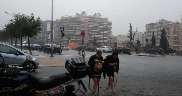 Πλημμύρισε η Θεσσαλονίκη από τη σφοδρή καταιγίδα