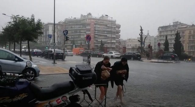 Πλημμύρισε η Θεσσαλονίκη από τη σφοδρή καταιγίδα