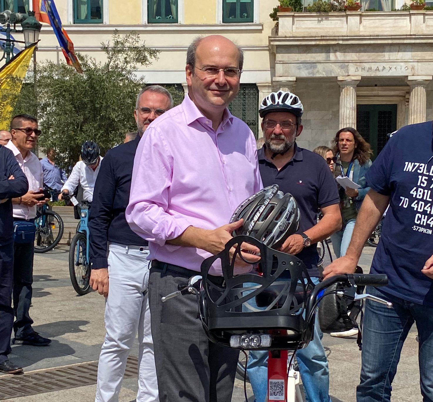 υπουργός Περιβάλλοντος και Ενέργειας, Κωστής Χατζηδάκης με ποδήλατο