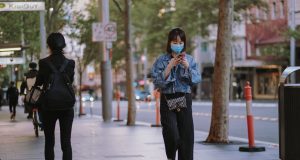 Χρήση κινητού smartphone στον δρόμο