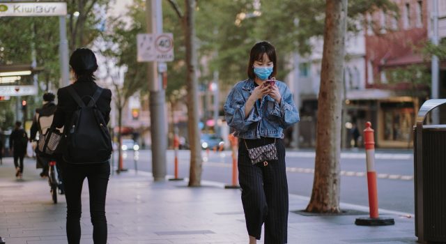 Χρήση κινητού smartphone στον δρόμο