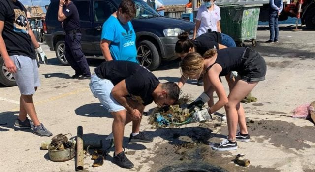 Χανιά: 30 τόνοι σκουπίδια ανασύρθηκαν από τον βυθό του λιμανιού