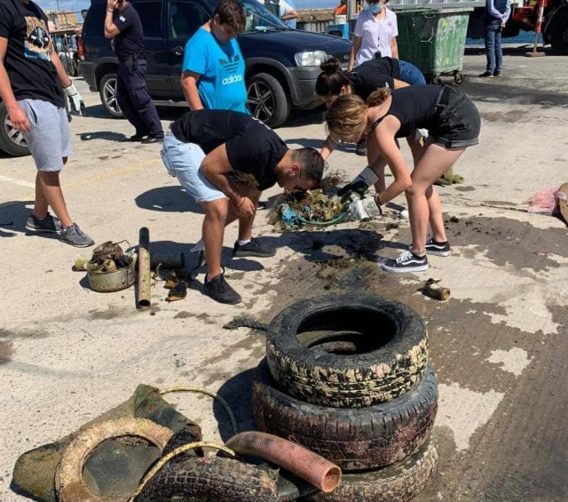 Χανιά: 30 τόνοι σκουπίδια ανασύρθηκαν από τον βυθό του λιμανιού