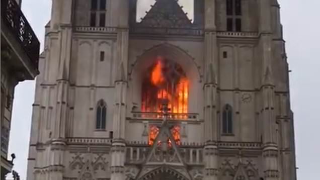 Η φωτιά στον καθεδρικό ναό της Νάντες μάλλον οφείλεται σε εμπρησμό