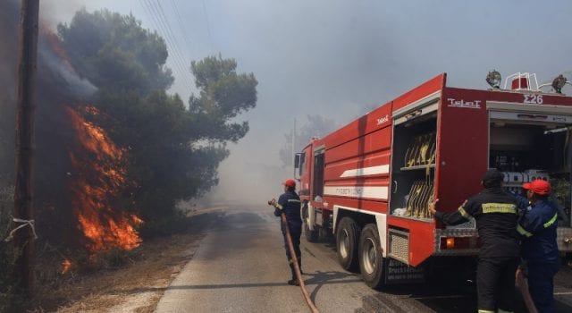 Πυροσβέστες επιχειρούν στη φωτιά στη Ραφήνα / Φωτογραφία: EUROKINISSI/ΘΑΝΑΣΗΣ ΔΗΜΟΠΟΥΛΟΣ Πηγή: iefimerida.gr - https://www.iefimerida.gr/ellada/fotia-stin-artemida-ekkenonontai-oikismoi