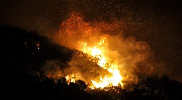 Υπό μερικό έλεγχο η φωτιά στο Σοφικό Κορινθίας - Εκκενώθηκαν προληπτικά οικισμοί και ένα μοναστήρι