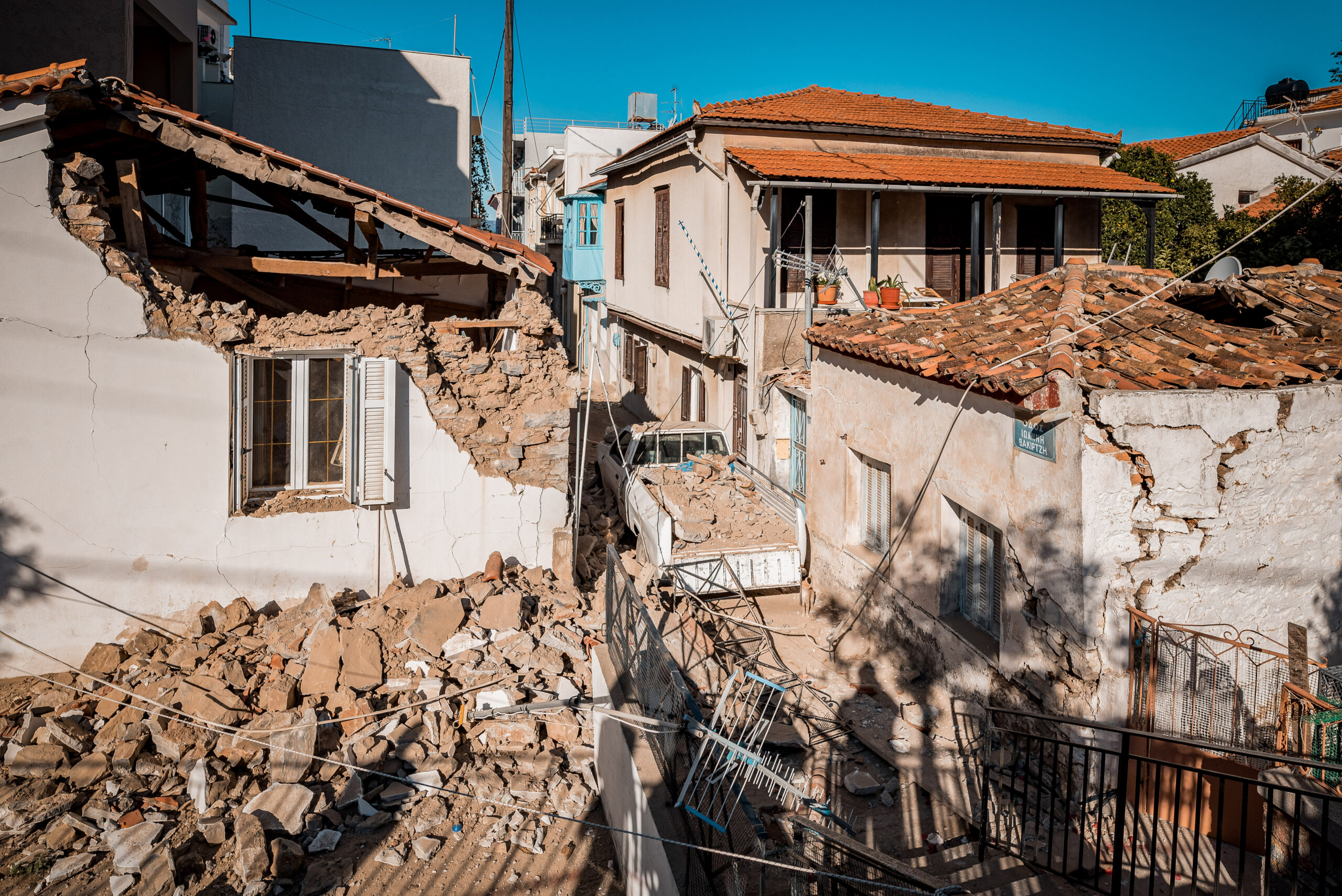 Η επόμενη μέρα του ισχυρού σεισμού των 6,7 ρίχτερ στην Σάμο.Εικόνες από τις καταστροφές που έχουν υποαστεί σπίτια και καταστήματα στο Βαθύ, Σάββατο 31 Οκτωβρίου 2020 (EUROKINISSI / ΜΑΝΩΛΗΣ ΘΡΑΒΑΛΟΣ)