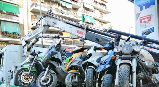 Απόσυρση εγκαταλελειμμένων μοτοσυκλετών στην Αθήνα