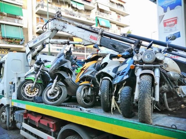 Απόσυρση εγκαταλελειμμένων μοτοσυκλετών στην Αθήνα
