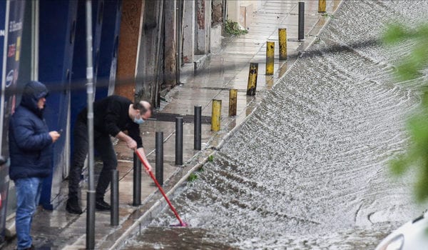 Πλημμύρες σε δρόμους της Θεσσαλονίκης