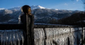 Πάγος στα κάγκελα δίπλα στην λίμνη των Ιωαννίνων εξαιτίας των χαμηλών θερμοκρασιών που επικρατούν στην πόλη την Δευτέρα 15 Φεβρουαρίου 2021. (EUROKINISSI/ΛΕΩΝΙΔΑΣ ΜΠΑΚΟΛΑΣ)
