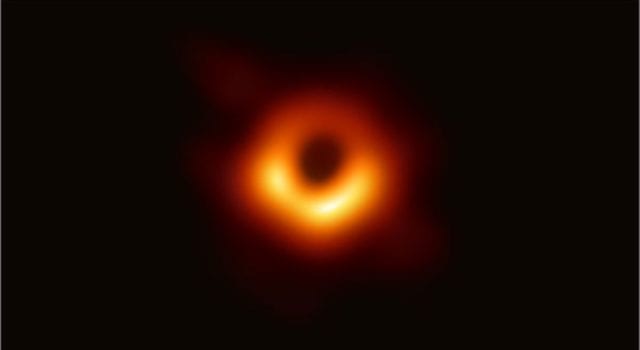 μαύρη τρύπα M83