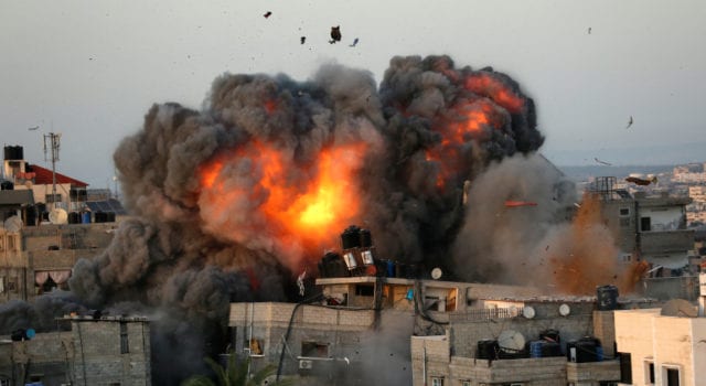 Φωτό από βομβαρδισμό στη Γάζα τη Κυριακή (Photo by Bashar TALEB / AFP)