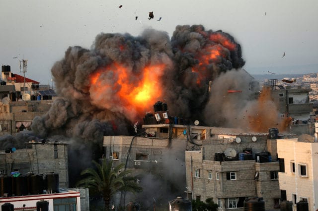 Φωτό από βομβαρδισμό στη Γάζα τη Κυριακή (Photo by Bashar TALEB / AFP)