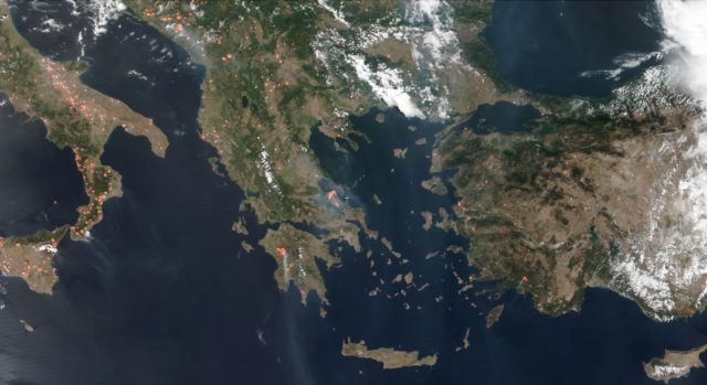 Τα μέτωπα της φωτιάς στην Ελλάδα και τον κόσμο μέσω δορυφόρου