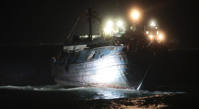 (ANSA) PALERMO, 10 NOV Sono complessivamente 430, tra cui 13 minori, i migranti che erano a bordo del peschereccio che ieri sera si è incagliato davanti al molo di Levante del porto di Pozzallo. Le operazioni di trasbordo dei profughi effettuate con a - επιχείρηση