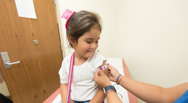εμβόλιο - παιδί - κορίτσι - εμβολιασμός - Covid-19