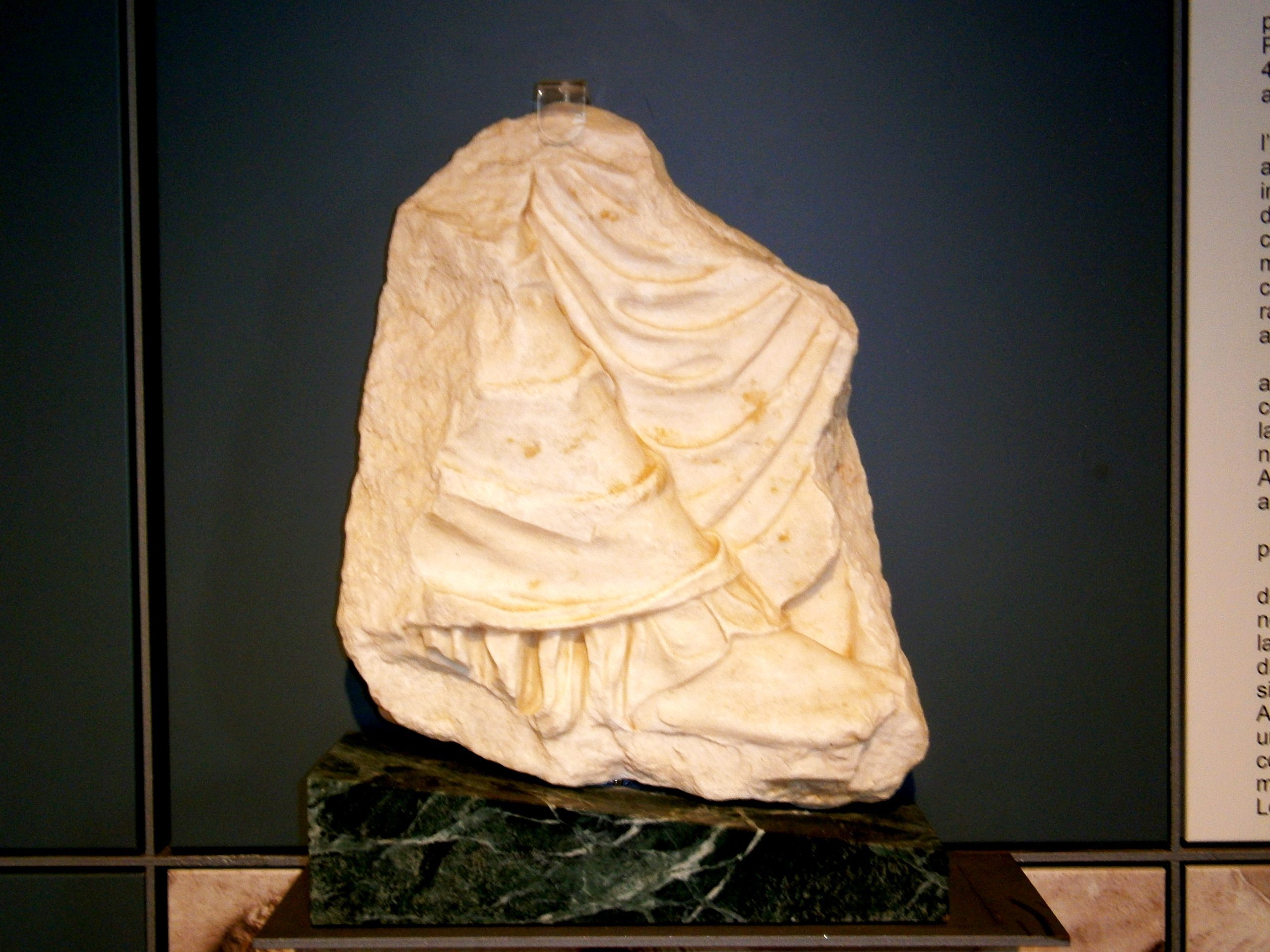 Το απότμημα του λίθου VI από την ανατολική ζωφόρο με το πόδι της Αρτέμιδας που έρχεται από το Μουσείο A. Salinas του Παλέρμο.