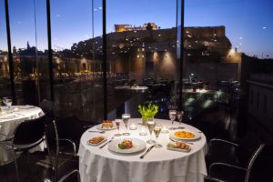Το εστιατόριο του Μουσείου Ακρόπολης με θέα στον Παρθενώνα Φωτογραφία Γιώργος Βιτσαρόπουλος[637]