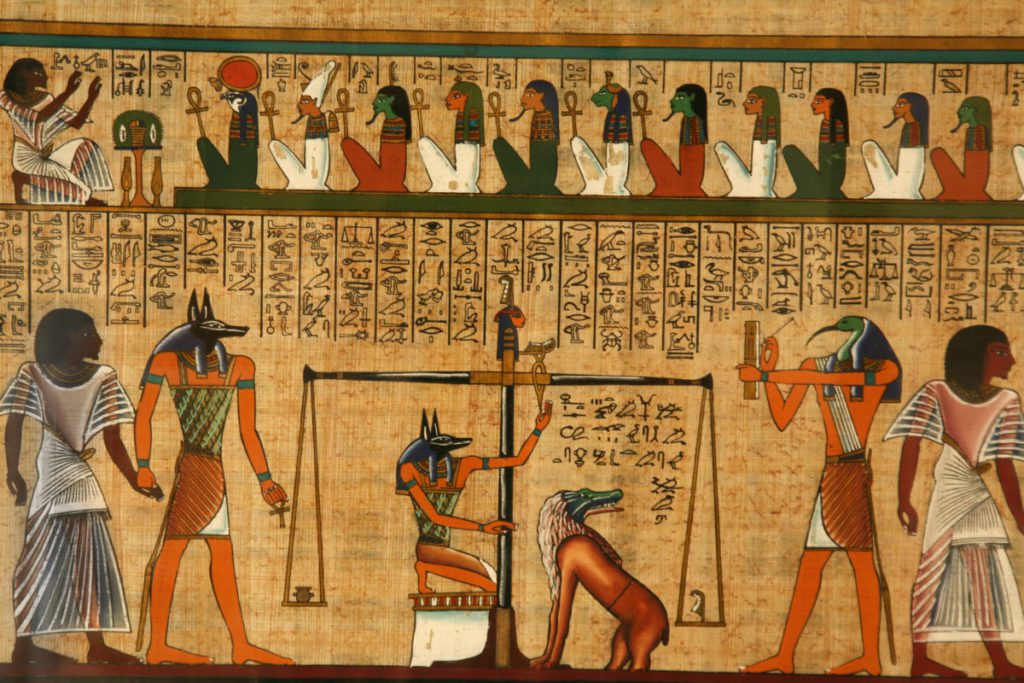 Αρχαίοι αιγυπτιακοί πάπυροι των νεκρών με τη θεά horus anubis
